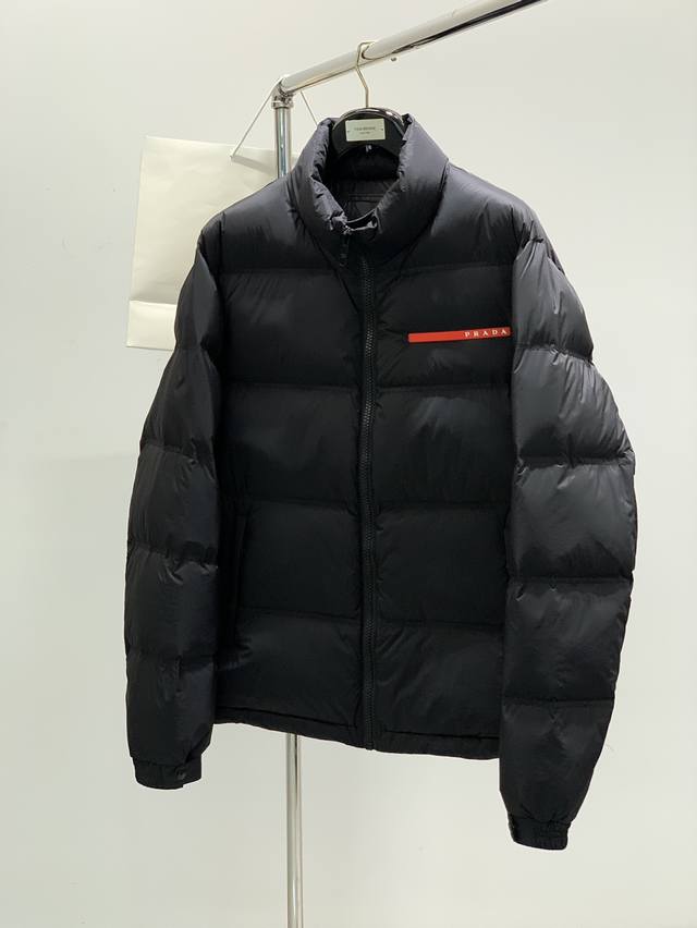 P740 Prada 普拉达，2025冬季最新品，专柜同步有售，时尚休闲羽绒服外套，进口原版面料，做工极为复杂，唯一可以做代购级别的渠道狠货，顶级印胶工艺字母图