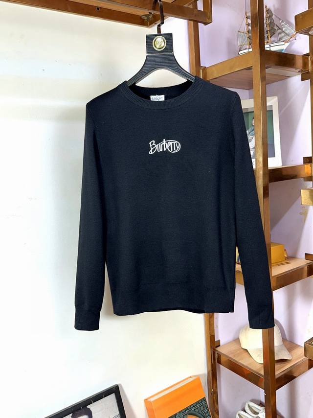 P330 Burberry 巴宝莉 顶级长袖圆领百搭毛衣 采用100%真羊毛混纺材质，柔顺保暖，顶尖抗起球性能。采用进口日本岛精无缝电脑横机全卷边编织任何人都可