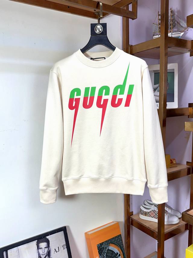 P270 Gucci 古奇 秋季经典圆领卫衣！ 经典永不过时 细看工艺采用皮绣的工艺呈现，时尚潮流而显高档 略微宽松的版型.领口微微贴合颈部 时尚潮流 不管单穿