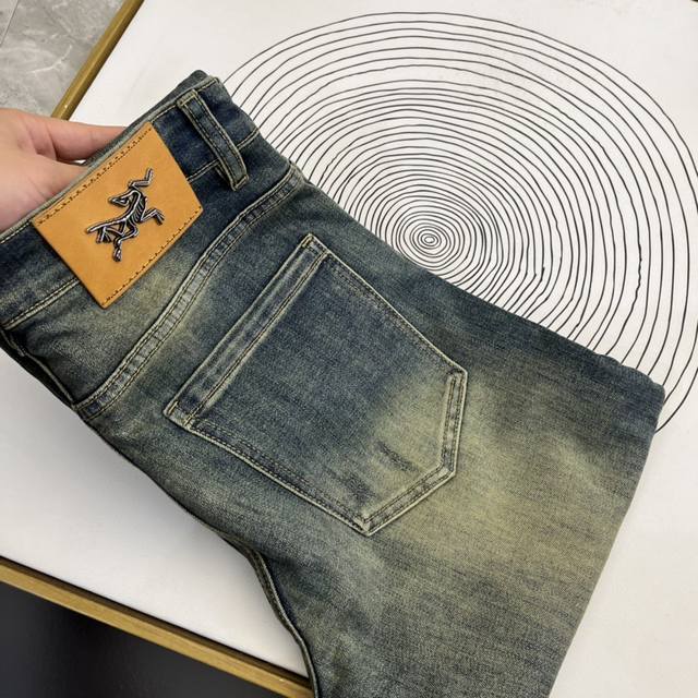 821# P210 Arc 男士休闲牛仔裤..... 优质98％棉+2％弹力纤维，质地柔软顺滑略带弹力 伸展轻盈自如......经典五口袋局部水洗的做旧感无与伦