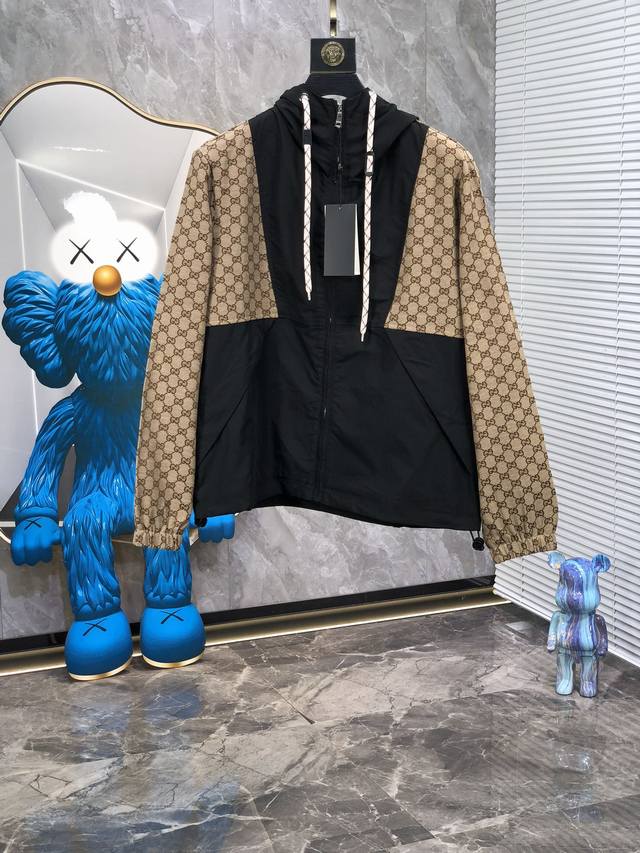 年后退换。 P290。Gucci。高品质秋冬新款夹克外套，秀场新品品相非常完美，W记忆面料舒适保暖，色泽饱满诱人，非常出彩的设计，轻松将时髦感进阶，7做工极为考