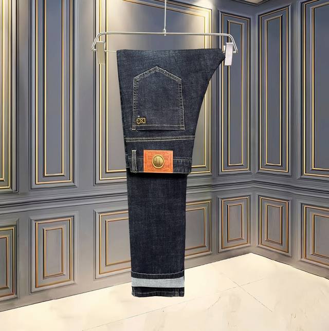 支持年后退换 秋冬新款 P260D&G 秋冬最新品牛仔裤，专柜同步，原单狠货，水洗休闲牛仔裤，进口原版水洗弹力面料，舒适有弹性，原版五金辅料装饰，版型超正，档次