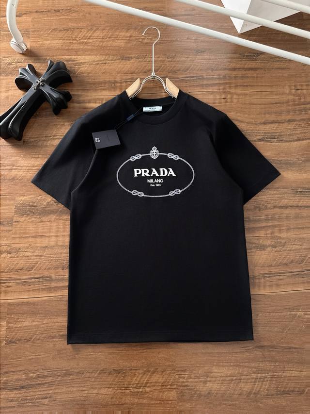 P140 Prada# 春夏新款首发专柜最新款短袖圆领T恤 高端订制 设计前卫时尚！品牌Logo重工艺设计 高端定制260克面料.手感柔软.穿着舒适.专柜级别精