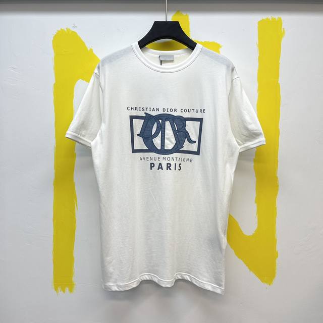 P180Dr白色棉质平纹针织T恤 Size:S-Xl 这款T恤饰以 Dior Charm标志印花和刺绣，致敬Dior经典标识。采用白色棉质平纹针织面料精心制作，