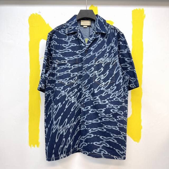 P310G*Cci波浪形Gg激光印花牛仔衬衫 Size :S-Xl 经典夹克和衬衫在各式图案和口袋细节的衬托下焕发出盎然新意。这款深蓝色底布上缀饰通体波浪形Gg