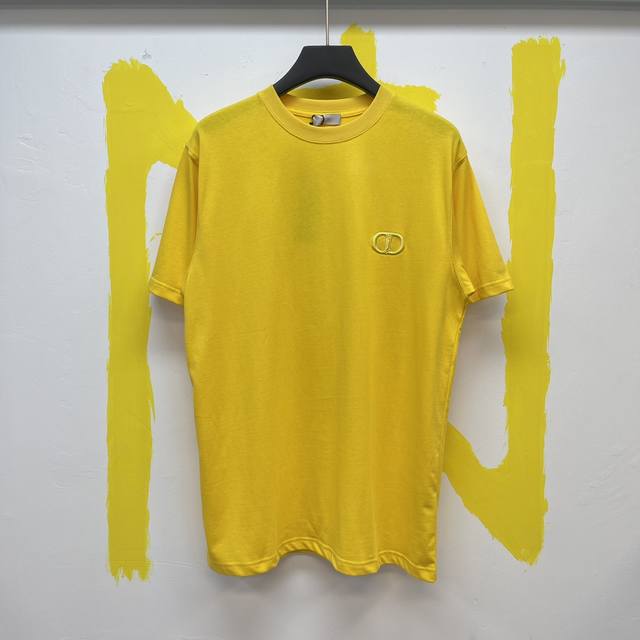 P160Dior宽松版型T恤黄色棉质平纹针织面料Cd Icon 刺绣 Size :S-Xl 这款黄色T恤结合典雅气质与休闲风范。采用棉质平纹针织面料精心制作，胸