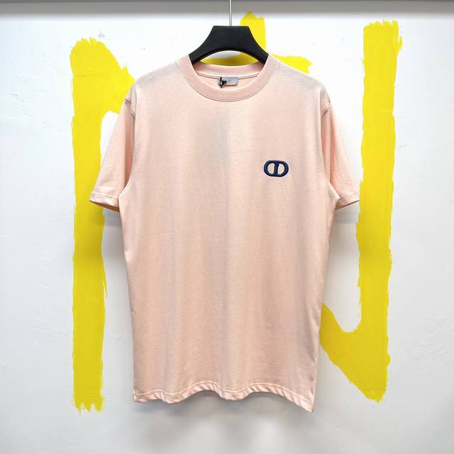 P160Dior宽松版型T恤粉色棉质平纹针织面料Cd Icon 标志 Size :S-Xl 这款粉色T恤结合典雅气质与休闲风范。采用棉质平纹针织面料精心制作，胸