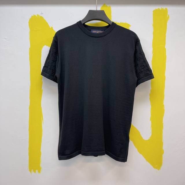 P220 1V 23Ss新款 提花袖针织短袖T恤 Size : S-Xl 精梳棉不易起毛和起球。纯棉的衣服固然很好，但是有很多人棉质的虽然也不易起球，但是容易缩