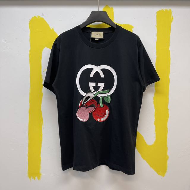 P170 Gu*Ci 饰互扣式双G樱桃针织棉印花T恤 Size :S-L 伦敦艺术家兼插画师Hattie Stewart的创意设计，为品牌早秋系列添注盎然活力和
