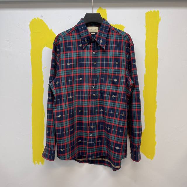 P330Gu*Ci 双G苏格兰格纹棉质衬衫 Size :S-Xl 早春男装系列从20世纪90年代的设计中汲取创作灵感。这款衬衫搭配系扣式衣领和胸袋设计，双G苏格