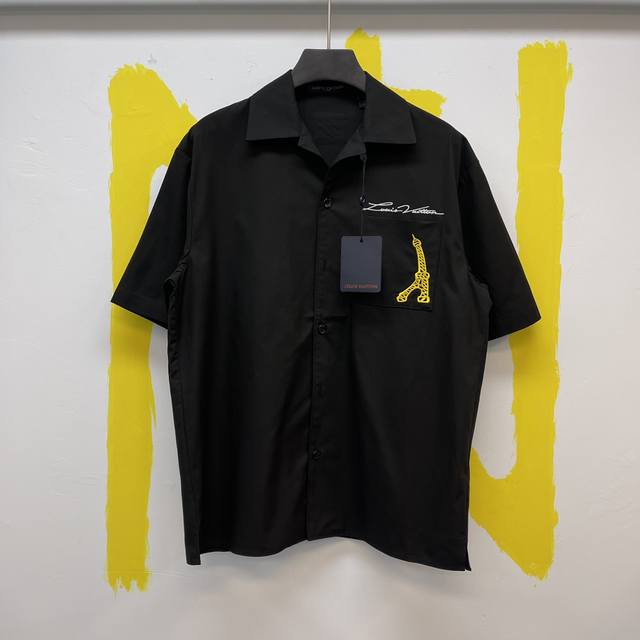 P2901V Ss 春夏新款翻领短袖衬衣 Size :S-Xl 定制舒适棉质面料前胸贴布口袋点缀铁塔刺绣 手写体品牌字母标签后背Lv Nt Neuf 刺绣