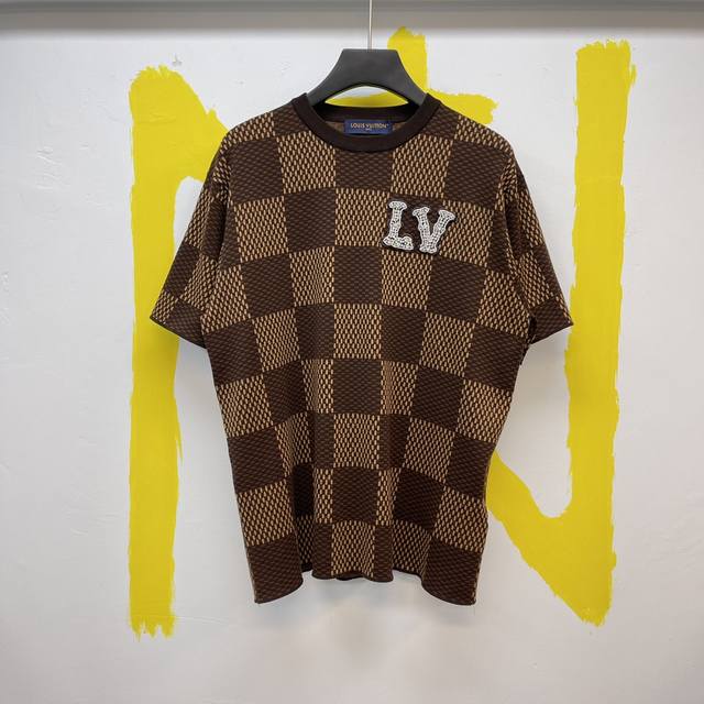 P260Louis Vuitton路易威登24Ss*春夏新品菲董 超重工施华洛世奇水钻刺绣品牌Logo字母半袖 Size ：S-Xl 订制超闪八爪钻 简约大气经
