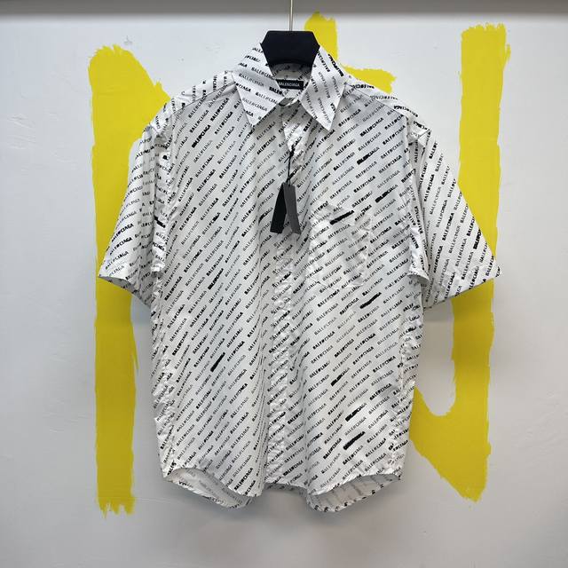 P290B家 Script Allover Logo 廓形短袖衬衫 Size :S-Xl 满饰Script徽标印花棉府绸 宽松版型 落肩 扣角领 系扣袖口 Ba