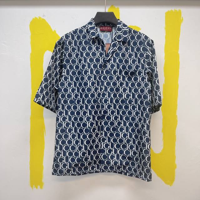 P260Gg3D玻璃Logo 印花衬衫 Size :S-Xl 男装系列从20世纪80年代的时尚风潮汲取创作灵感，推出一系列缀饰醒目印花的超大造型衬衫，这款衬衫匠