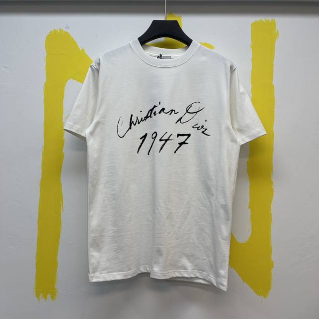 P160Cds手写风格 Chri Dior 1947 植绒T Size :S-Xl 这款 T 恤饰以手写风格 Christian Dior 1947 植绒标志，