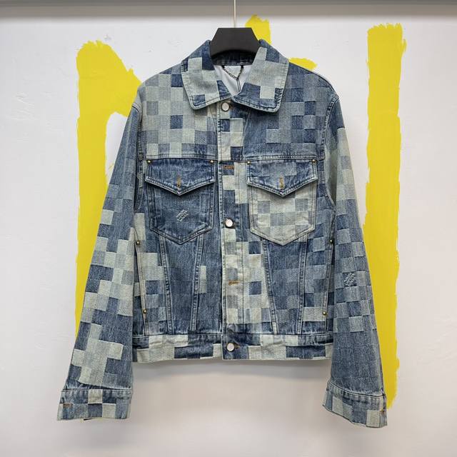 P5201V Damier 马赛克牛仔夹克 Size :S-Xl 本款牛仔夹克出自 春夏时装秀，以水洗 Damollage 提花图案 展现渐变层次。Marque