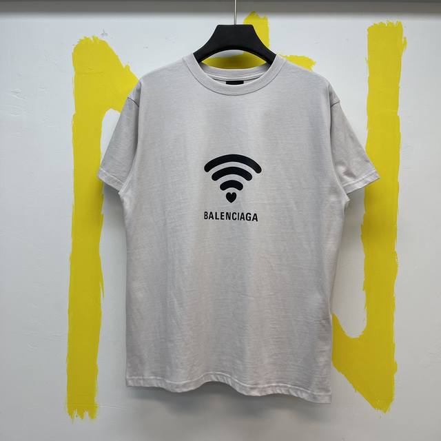 P160Balenciaga Lo_Ve中号版型T恤 Size : S-Xl Lo_Ve深灰色复古平纹针织中号版型T恤 复古平纹针织面料.正面饰以Lo_Ve艺术