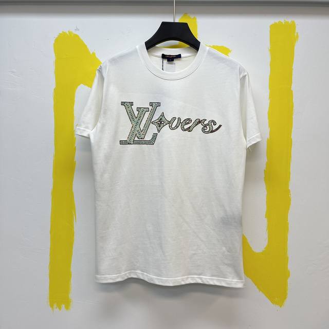 P170Lv菲董联名款珍珠串珠刺绣字母短袖T恤 Size : S-Xl 24Fw春夏系列 国外抢先上市，国内专柜5月份才上市 菲董发布会超重工珠片 刺绣 串珠I