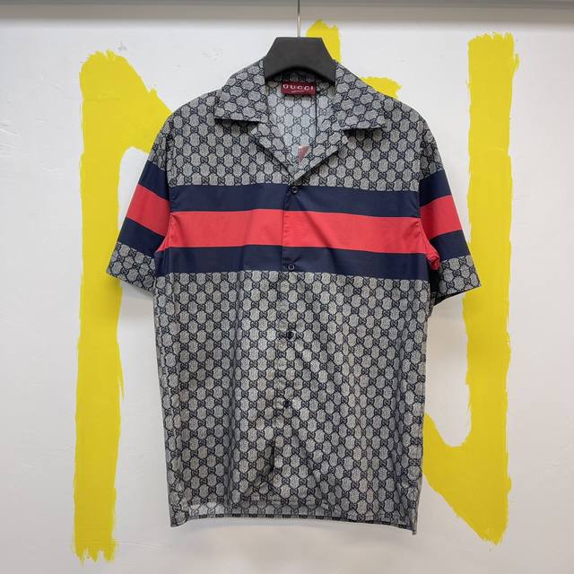 P290Gucci 1921”织带印花衬衫 Size :S-Xl 这款单品出自Gucci Lido系列，设计灵感源自意大利海岸的夏日风情和海滩俱乐部。早秋系列聚