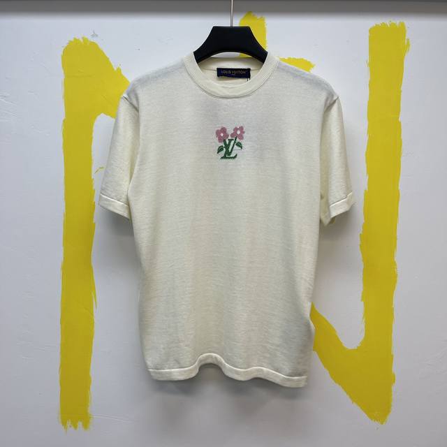 P2101V 嵌花标识棉质针织短圆领衫 Size :S-Xl 本款棉质针织圆领衫出自品牌与Tyler的合作系列。前胸绽放粉彩色调的 Blooming Lv嵌花标