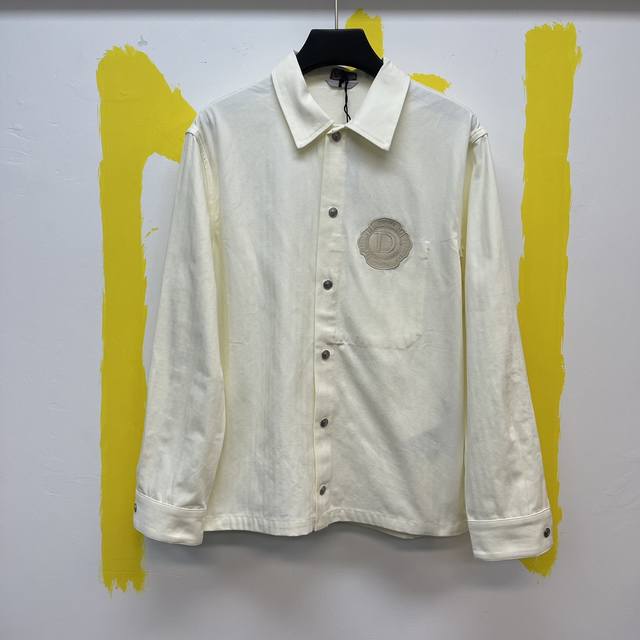 P340Dio* 米色棉质牛仔布人字形图案教练夹克 Size :S-Xl 这款教练夹克是二零二四夏季男装系列新品，呈现运动风格。采用米色棉质牛仔布精心制作，饰以