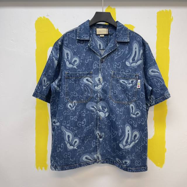 P340Gg液态心形牛仔衬衫 Size : S-Xl 伦敦艺术家兼插画师Hattie Stewart的创意设计，为品牌早秋系列添注盎然活力和俏皮之感。在她个性张
