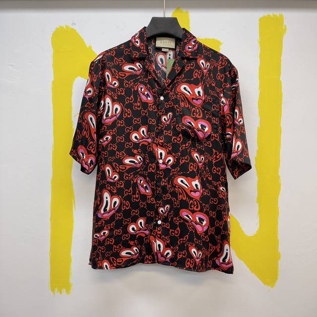 P290Gg心形真丝保龄球衫 Size : S-Xl 伦敦艺术家兼插画师Hattie Stewart的创意设计，为品牌早秋系列添注盎然活力和俏皮之感。在她个性张