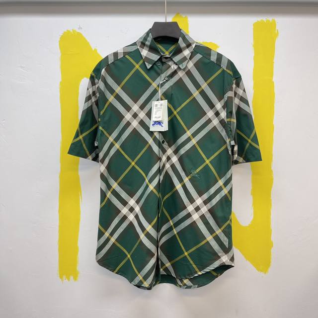 P290Burberry 常春藤绿格纹棉质衬衫 Size :S-Xl 短袖衬衫，选用Burberry格纹棉质斜纹面料打造，点缀马术骑士徽标 Ekd 刺绣。搭配领