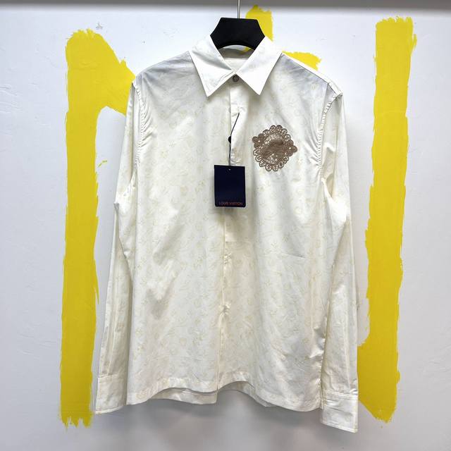 P3301V Monogram 印花棉质长袖衬衫 Size : S-Xl 本款棉质衬衫展现品牌与Tyler合作系列的创意美学，以雅致色调、糕点印花和艺术家钟爱的