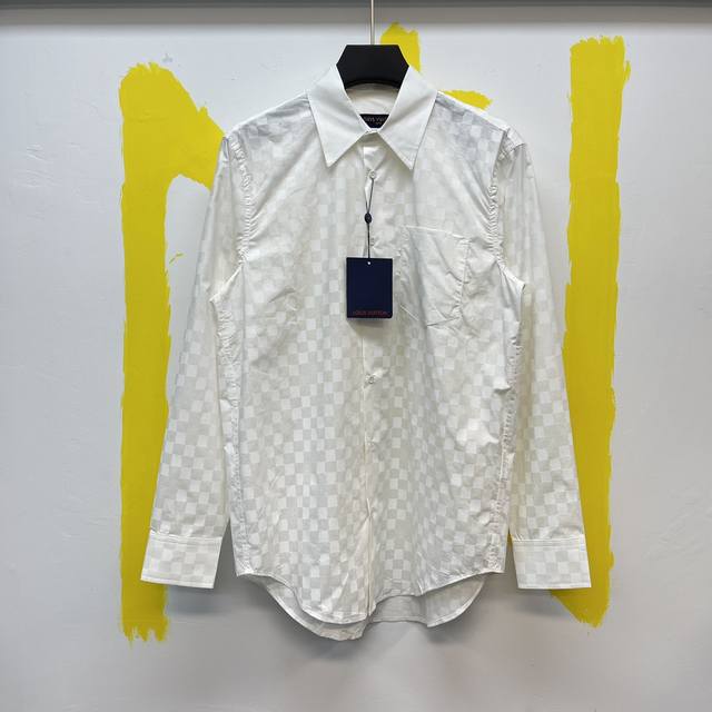 P3301V 全幅Wavy Damier 印花棉质长袖衬衫 Size: S-Xl 本款短袖衬衫取材莹泽棉质府绸，为素雅Wavy Damier 印花含蓄融入Lv标