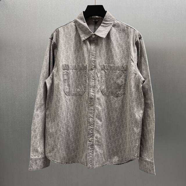 P330Cd灰色棉质牛仔布 Oblique 印花外套衬衫 Size : S-Xl 这款外套村衫通体饰以 Oblique 印花，全新演绎Dior 的经典图案。采用
