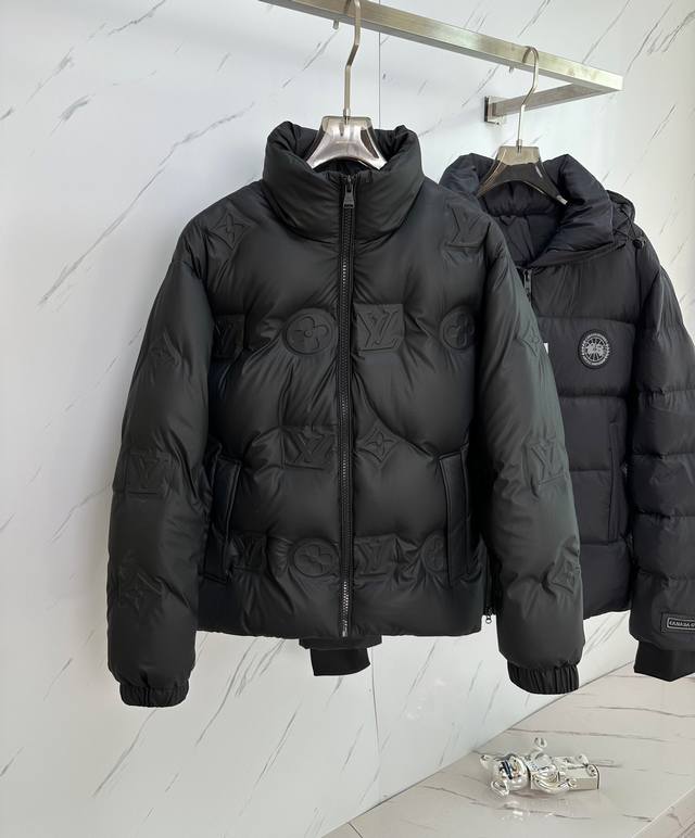 P700 Lv 春冬简约。羽绒服 90白鸭绒贵族高级别要求订单 高标准定制　上身非常有型 经典百搭 客供五金 每颗都有独特Logo 冬季任何时装都可以搭配　真正