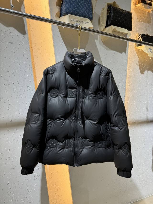 P700 特级羽绒 路易威登24Fw科技皮膜Monogram 老花立体浮雕压花羽绒夹克外套 本款束腰夹克为科技皮膜全幅 Monogram 图案 压花浮雕，采用9