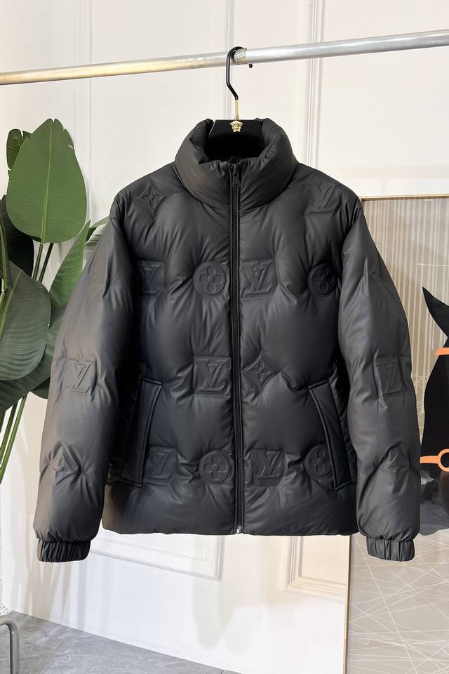 顶级版本！ P700Lv-24Fw春冬新款黑色环保皮革立领羽绒，男女同款四叶草标识立体压纹休闲拉链！贸易公司渠道稀出，同步官网发售！简约时髦又不失高级感的羽绒，