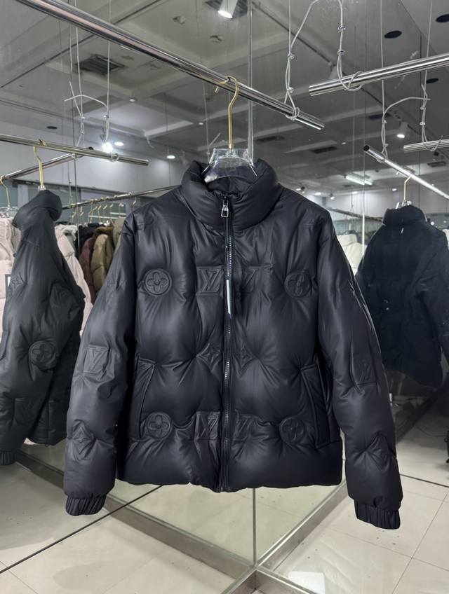 羽绒服- P700。 特级羽绒 路易威登24Fw科技皮膜Monogram 老花立体浮雕压花羽绒夹克外套 本款束腰夹克为科技皮膜全幅 Monogram 图案 压花