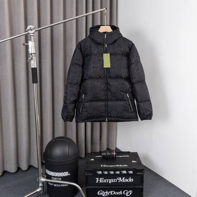 550 款号：Ax58古驰23S冬季新款立领提花羽绒服 700G白鸭绒填充蓬松秒回弹 三标合格证齐全 1:1还原定制官网同步拉链 做旧磨损古驰纽扣手感满满 保暖
