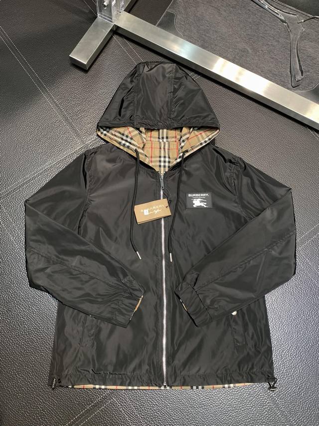 P390。Bbr巴宝莉独家专供最新春春时尚连帽夹克，双面穿设计，经典设计感与颜值爆棚的外套，品质更是无法挑剔品控可以直接入手，不容过错的高端臻品！通过细节图片便