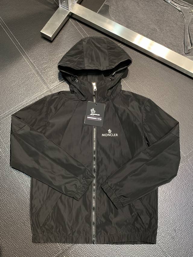 P390。Moncler蒙口独家专供最新春春时尚连帽夹克，经典设计感与颜值爆棚的外套，品质更是无法挑剔品控可以直接入手，不容过错的高端臻品！通过细节图片便可感受