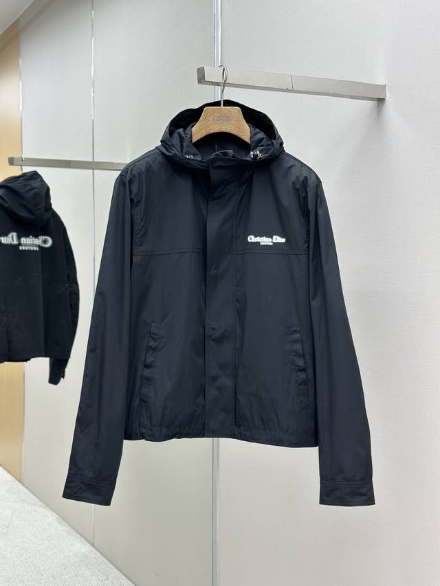 P440 D1Or 2025 Ss春夏新款 科技面料连帽长袖夹克 定制原版梭织防风面料 前胸白色字母Logo印花 后背大图案呼应 可调节弹力绳风帽 隐藏式门襟拉