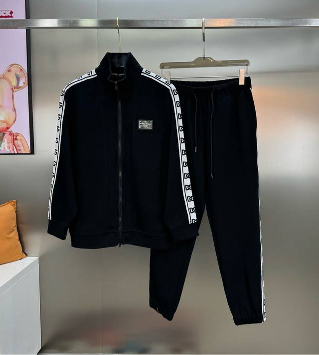 衣350 裤270 D&G杜嘉班-纳25S新款天丝套装！超高品质，织带设计.运动风袭面而来～经典即永恒！入手绝对值的！这种类型的套装也是懒人必备的一套，不用想怎