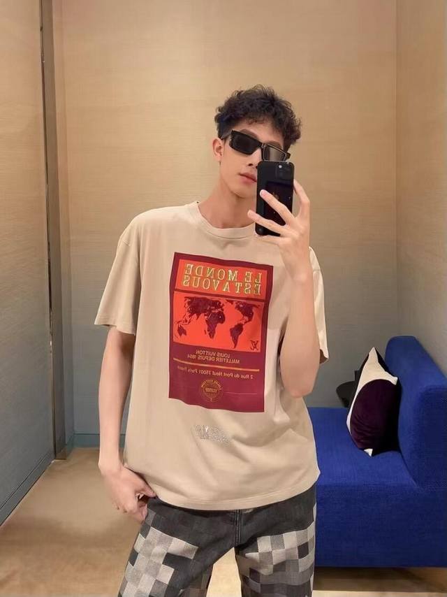 P210 Louisvuitton上新25Ss春夏 地图烫钻卡其短袖 对花定位点缀印花图案，选钻是选择适合烫钻的钻石，排钻是将钻石按照设计好的图案排列在模板上，
