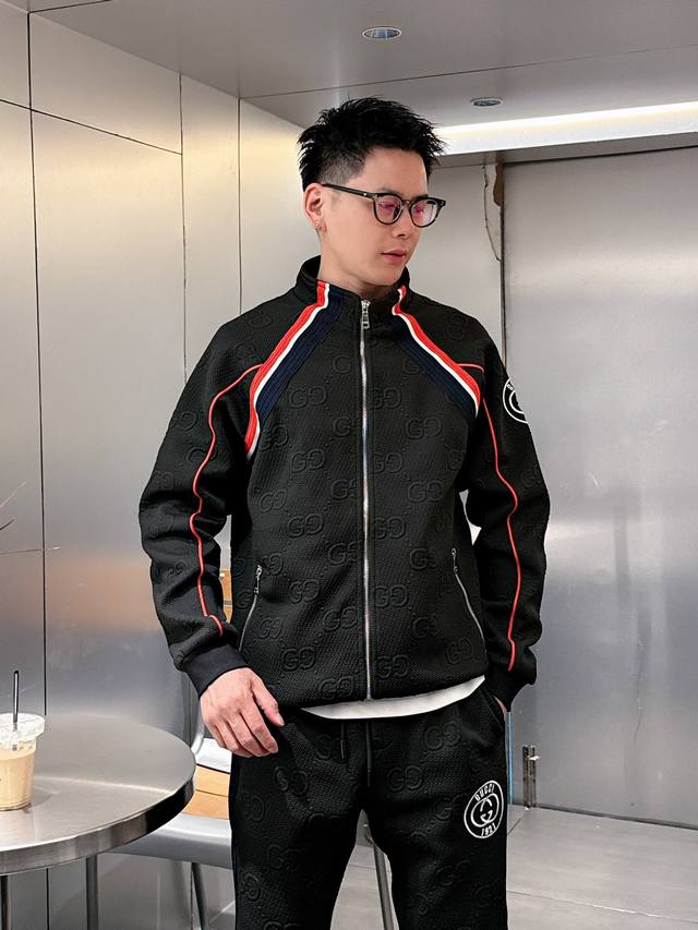 P390 早春新品 古奇*顶级套装版型 Y顶级进口私货，内里完美包边，上身舒服 无刺感 高端定制进口面料 排列工艺拉链开衫套装，专柜款时尚不失奢华 品质毋庸置疑
