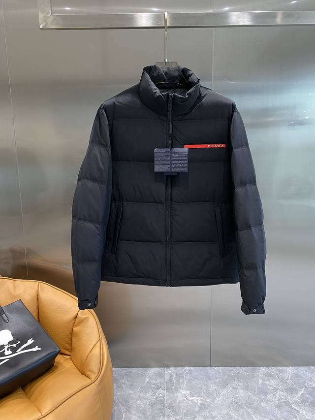 P740 普拉达 2025秋冬新款羽绒服 原版1:1订制五金配件全进口原版定制 欢迎专柜对比 绝对的高品质 采用顶级90白鹅绒 超柔软 充羽量蓬松饱满 超级重工