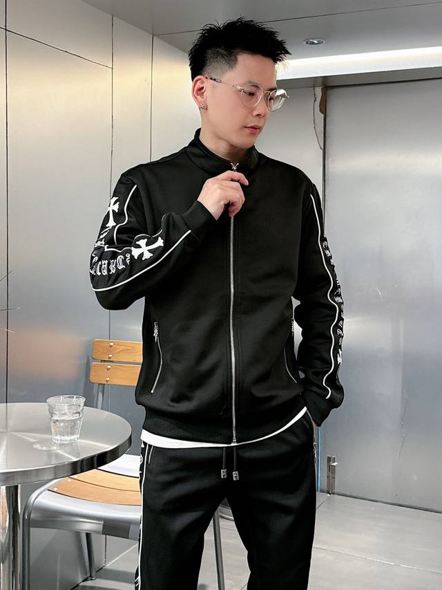 P390 早春新品 克罗心*顶级套装版型 Y顶级进口私货，内里完美包边，上身舒服 无刺感 高端定制进口面料 排列工艺拉链开衫套装，专柜款时尚不失奢华 品质毋庸置