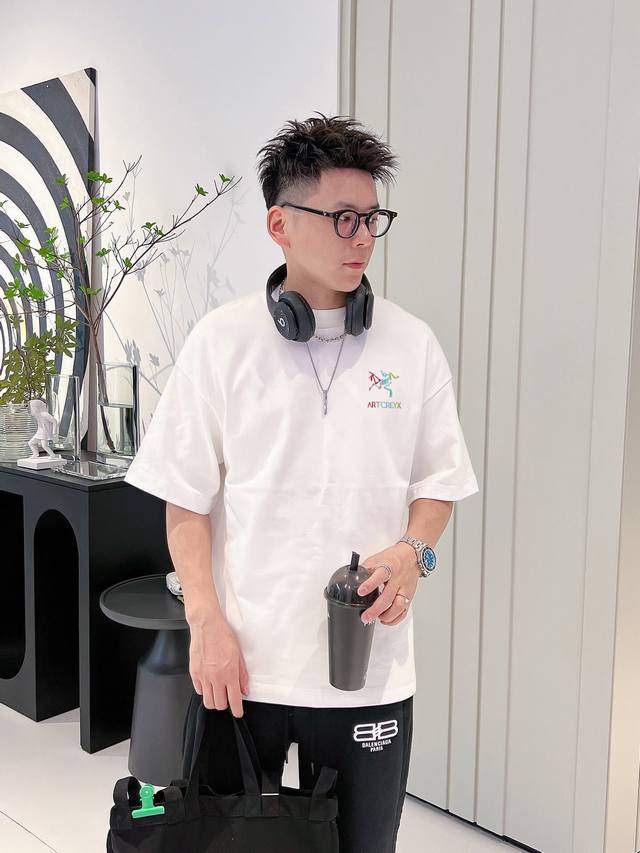 P180 始祖鸟 25新款字母印花双层重工短袖T桖 字母图案不管是T桖还是卫衣都是每年的爆款单品 前幅大面积印花采用大康丽数码印花机直喷 成本极高 经过多次的调