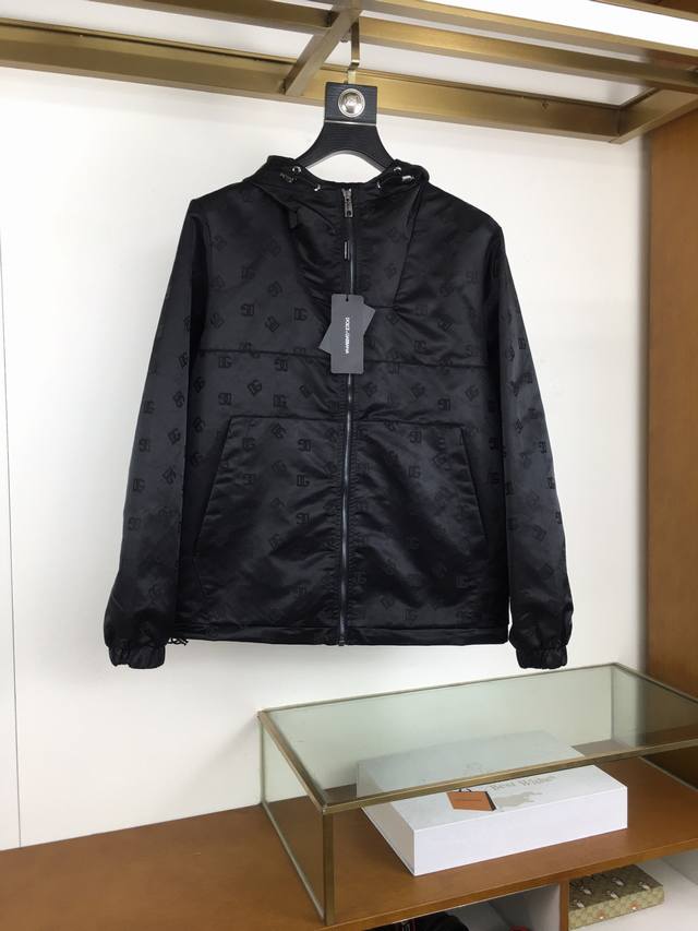 新品夹克 P430 D.G 连帽外套 早秋新款上市 原单狠货 意大利进口面料时尚夹克风衣外套。欧洲专柜同步，上身更随意大方，专柜原版五金奢华高档定制配饰新作！奢