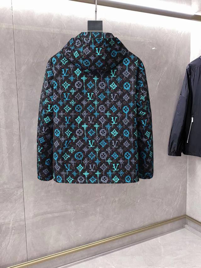 新秋爆款 P360 Lv 三标齐全 Ss冬季新款羽绒棉服加棉外套，秀场新品品相非常完美，舒适保暖，色泽饱满诱人，非常出彩的设计，轻松将时髦感进阶，做工极为考究严