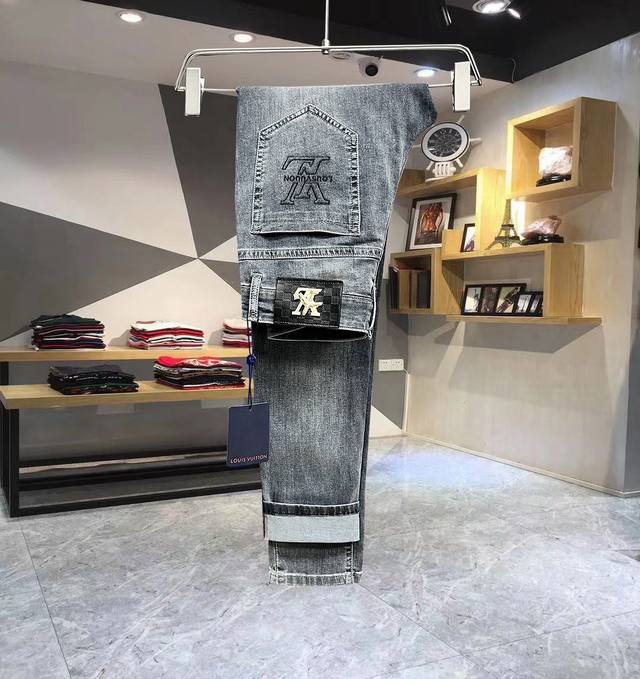 P260 春夏Lv 新品时尚原单牛仔裤采用进口高档洗水牛仔面料，奢华品牌字母Logo设计 上身随意舒服！收口搭配无束缚感！海外欧洲专柜同品，上身时尚运动显时尚，