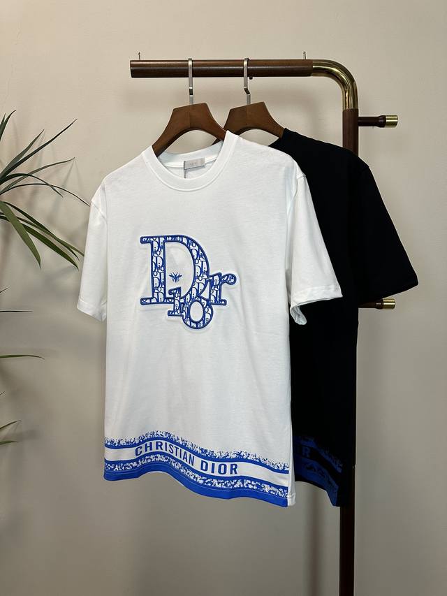 P210 Dior 迪奥2025新款 圆领 短袖 T恤 高端版本！专柜定制面料 透气舒适度高，细节无可挑剔，品牌元素设计理念，体现高品质。手感细腻柔软！呈现休闲