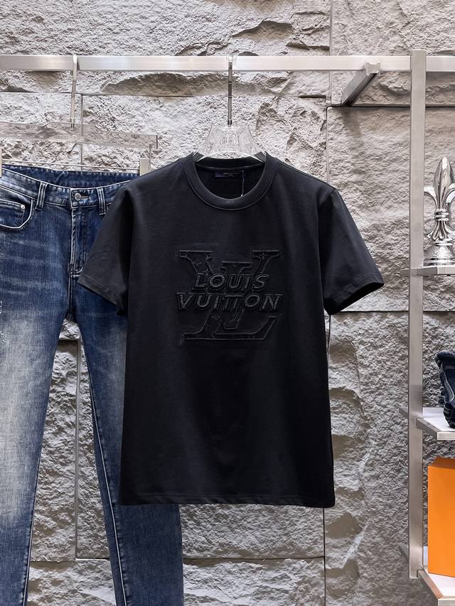 P180 Lv 高定面料 玉蚕丝般的丝滑 2025春夏新品上市时尚经典圆领短袖时尚单品设计，更加时尚舒适，高标准定制，上身非常有型，全新刺绣工艺 客供辅料，客供